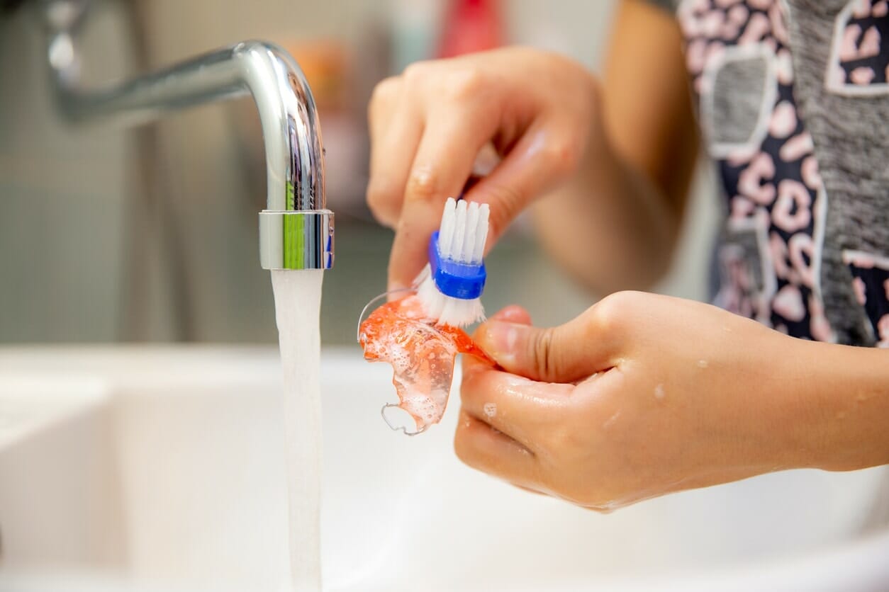 How to Throughly Clean Your Clear Aligners Expert Guide